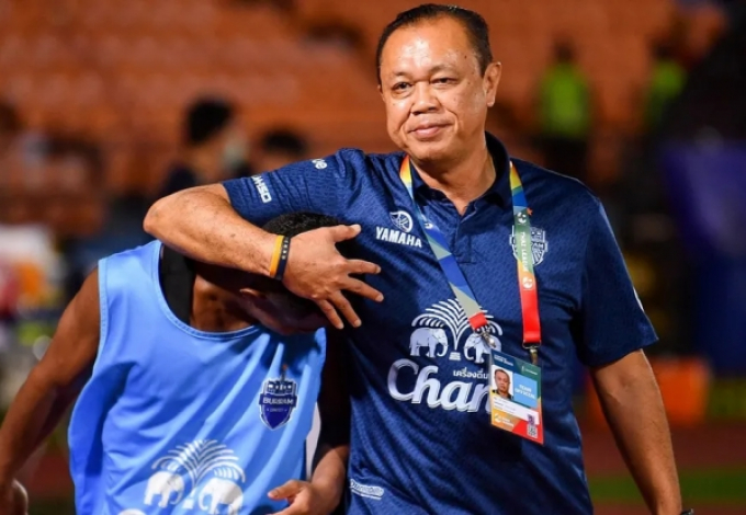 Bóng đá Thái Lan sinh biến, Chủ tịch CLB tuyên bố cấm cửa cầu thủ lên tuyển