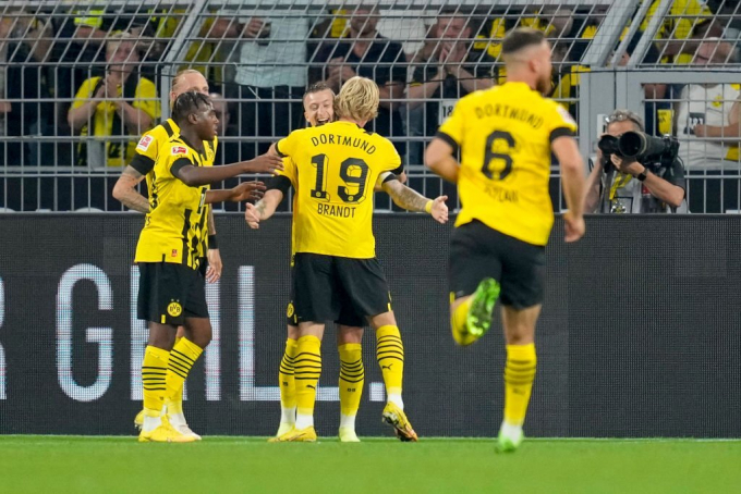 Marco Reus tỏa sáng, Dortmund vươn lên đứng đầu bảng xếp hạng Bundesliga