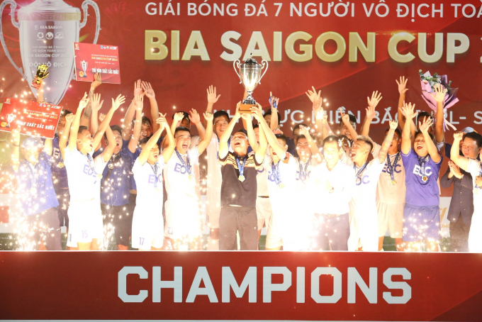 Bầu Diệm và EOC lần đầu xưng vương ở sân chơi 7 người lớn nhất Hà Nội