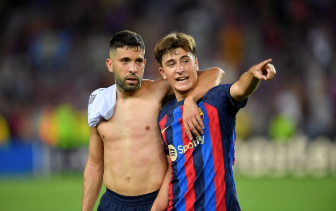Ra mắt Barca ở Champions League, sao trẻ 19 tuổi tri ân HLV Xavi