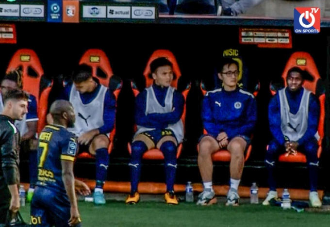 Quang Hải quẩy cuồng nhiệt trong phòng thay đồ Pau FC, đồng đội hò hét khoác vai