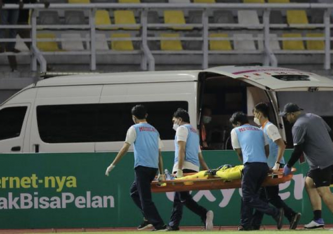 Va chạm kinh hoàng với đồng đội, thủ môn U20 Indonesia phải nhập viện khẩn cấp