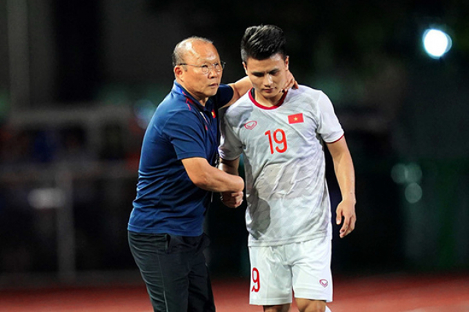 HLV Park Hang-Seo chỉ đường cho Quang Hải dự AFF Cup