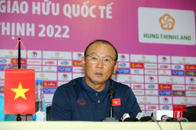 HLV Park Hang-Seo chỉ đường cho Quang Hải dự AFF Cup
