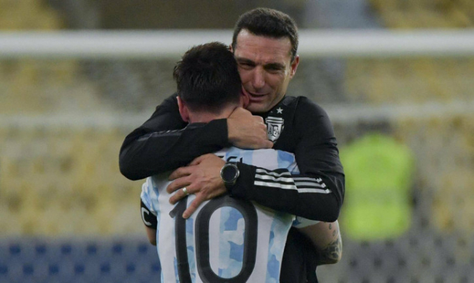 HLV Argentina bất ngờ ’tỏ tình’ với Messi
