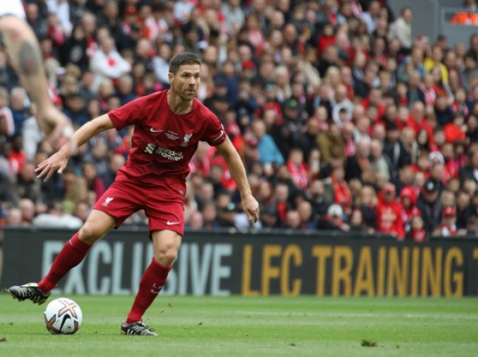 Tái xuất Anfield, Xabi AlOnbetso đánh giá tuyến giữa Liverpool