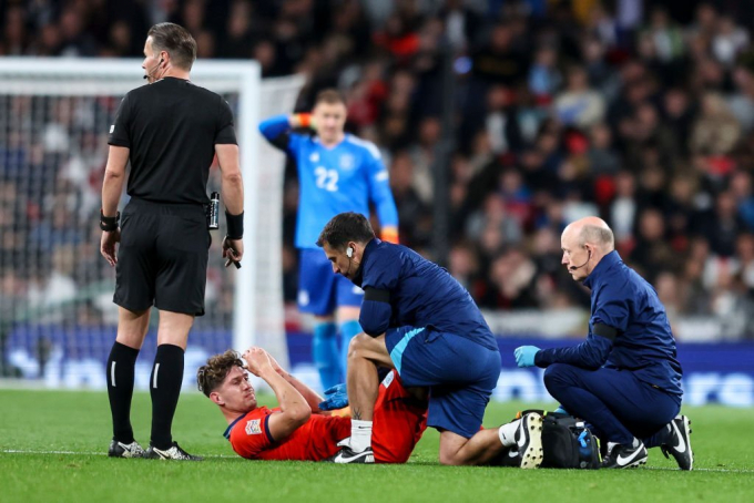 John Stones vắng mặt trong trận derby Manchester vì chấn thương