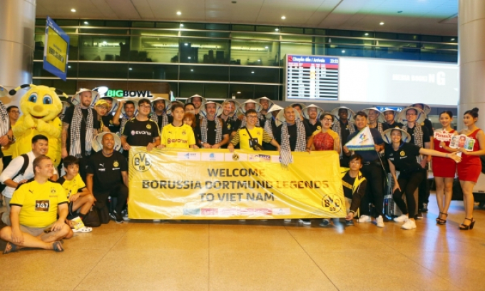 Công Vinh tái hợp Văn Quyến, quần thảo dưới mưa cùng các huyền thoại Dortmund