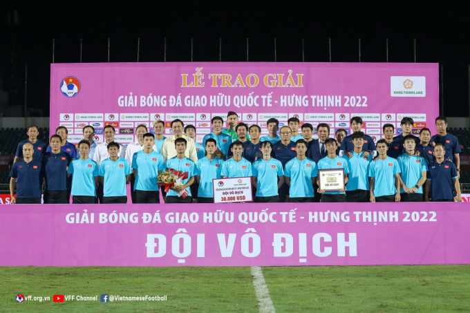 ĐT Việt Nam nhận quà từ FIFA