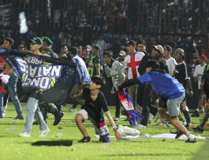 Chủ tịch FIFA lên tiếng về bạo loạn Indonesia, Liverpool, M.U cùng Real nhắn gửi