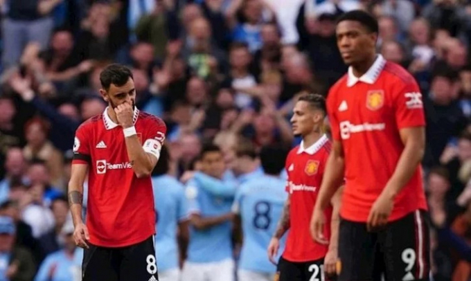 Bruno Fernandes và Martinez quát tháo đồng đội trong trận thua Man City