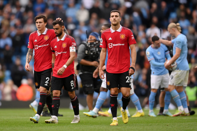 Ten Hag bất ngờ ’cảm ơn’ Man City sau thất bại ở derby Manchester