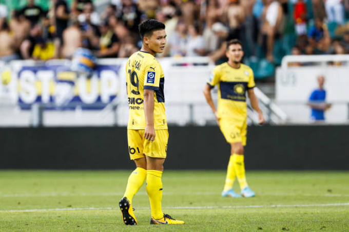 Pau FC đăng hình ảnh mới của Quang Hải, fan hâm mộ phản ứng không vui