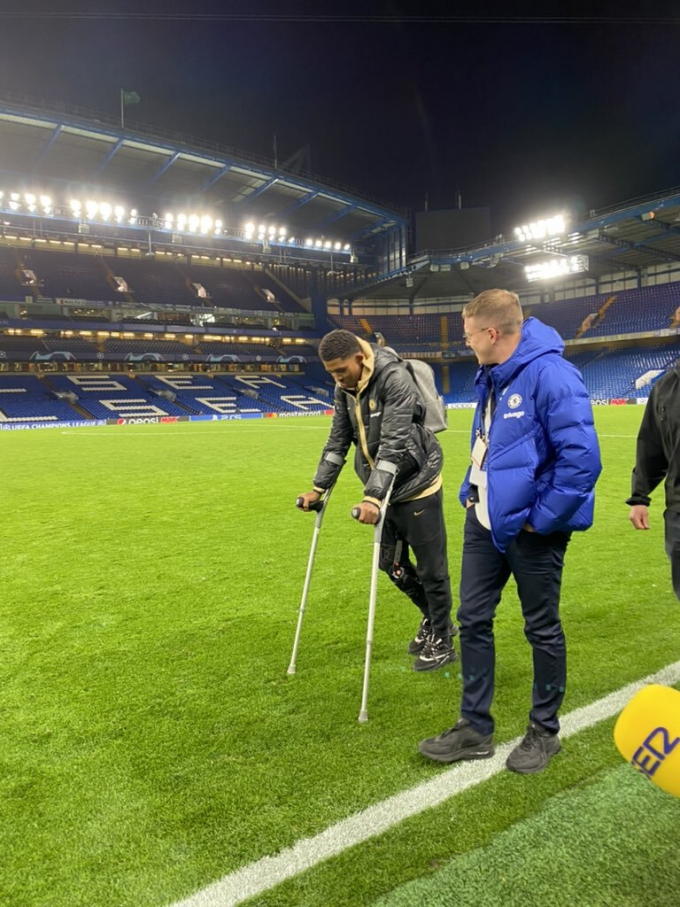 Wesley Fofana bị ’bắt gặp’ phải chống nạng rời sân Stamford Bridge