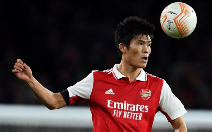 Vị trí mới của Tomiyasu khiến các CĐV Arsenal lo lắng về Zinchenko