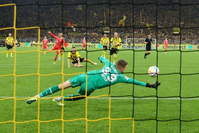 Bayern Munich bị Borussia Dortmund cầm hòa ngoạn mục ở phút bù giờ