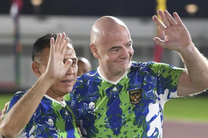 Mặc sức ép đòi từ chức, Chủ tịch LĐBĐ Indonesia hớn hở đá bóng với Chủ tịch FIFA