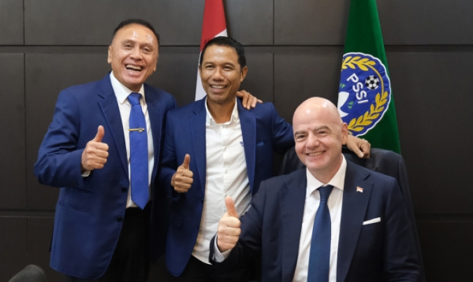 Mặc sức ép đòi từ chức, Chủ tịch LĐBĐ Indonesia hớn hở đá bóng với Chủ tịch FIFA