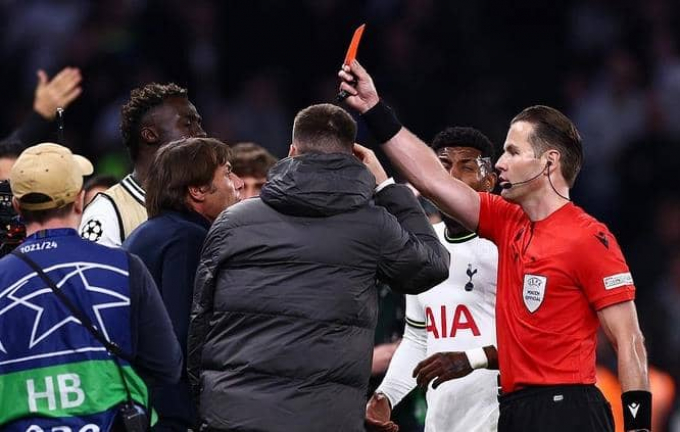 Phát điên khi Kane bị từ chối bàn thắng, Conte nhận thẻ đỏ