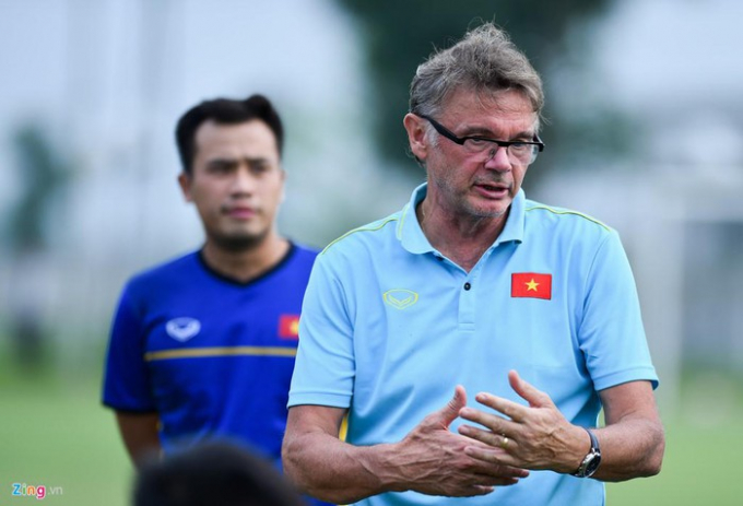 HLV Philippe Troussier nêu lợi thế có thể thay thầy Park dẫn dắt tuyển Việt Nam