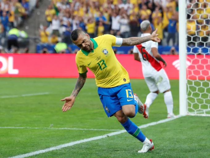 Gabriel Magalhaes âm thầm phản ứng; HLV Brazil giải thích lý do chọn Dani Alves