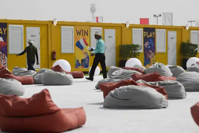 Phòng trọ container chở hàng xem World Cup 2022 ở Qatar có gì?