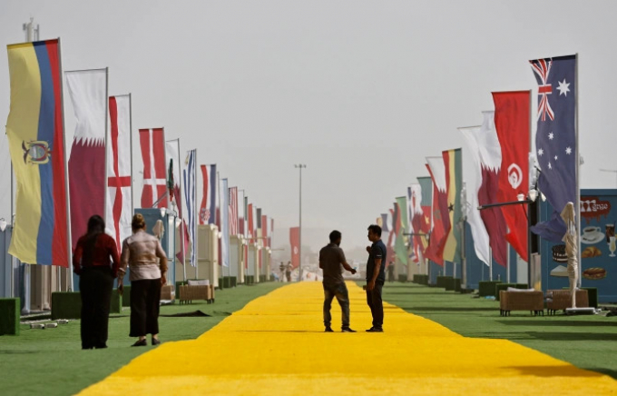 Phòng trọ container chở hàng xem World Cup 2022 ở Qatar có gì?