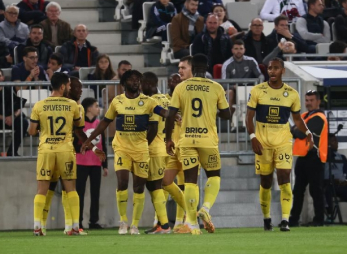 Pau FC suýt đánh sập pháo đài Bordeaux, Quang Hải lại dự bị cả trận