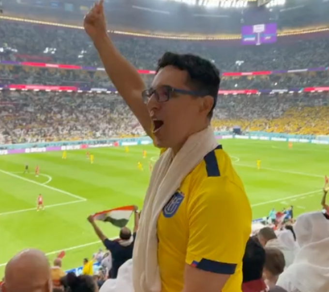 Fan Ecuador đếm tiền khiêu khích fan Qatar giữa trận đấu và cái kết