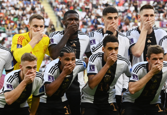 Lý do tuyển thủ Đức bịt tay che miệng khi đá với Nhật Bản