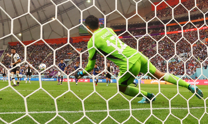 Lý do tuyển thủ Đức bịt tay che miệng khi đá với Nhật Bản