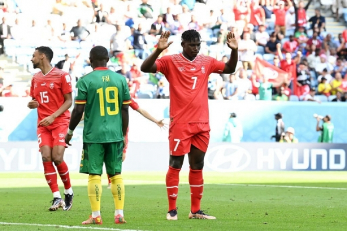 Vì sao Embolo không ăn mừng khi ghi bàn vào lưới Cameroon?