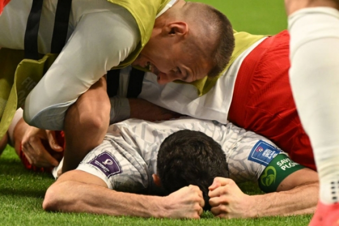 Phá lưới Saudi Arabia, Lewandowski nằm xuống sân khóc