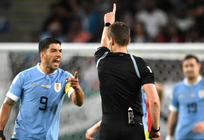 Uruguay bị Hàn Quốc cuỗm vé vòng 1/8, Suarez tức tối đòi FIFA giải thích