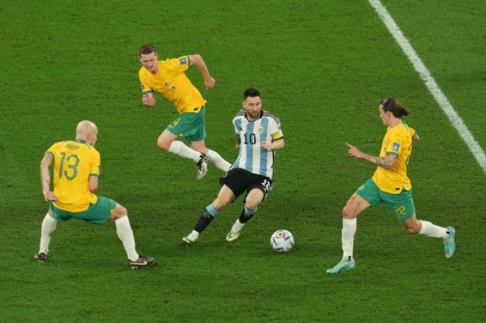 Thua Argentina, HLV tuyển Úc đánh giá tầm cỡ của Messi