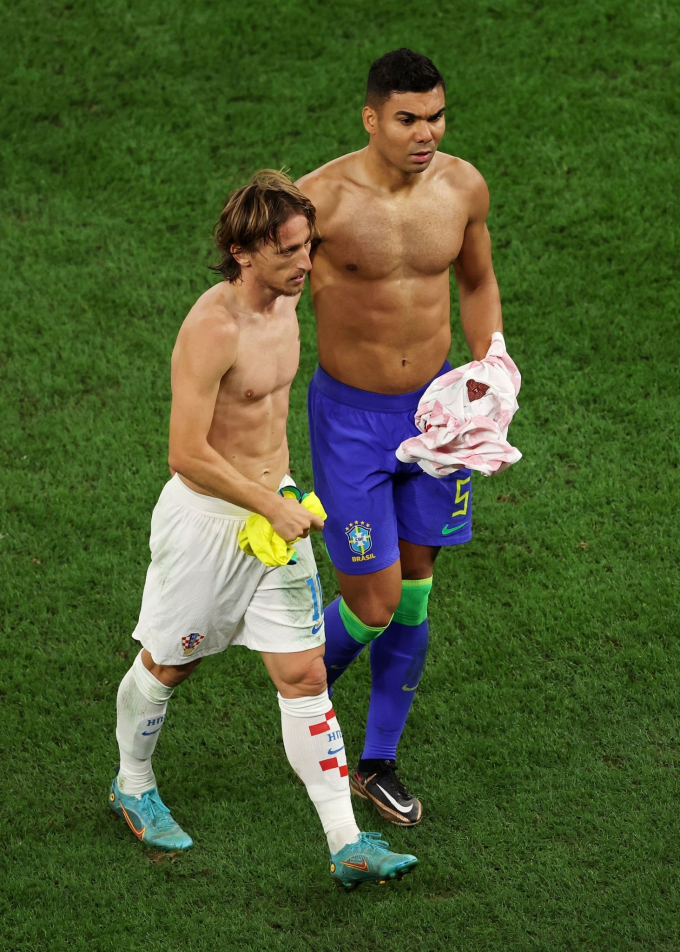 Luka Modric và Casemiro không ngại bày tỏ tình cảm ở World Cup