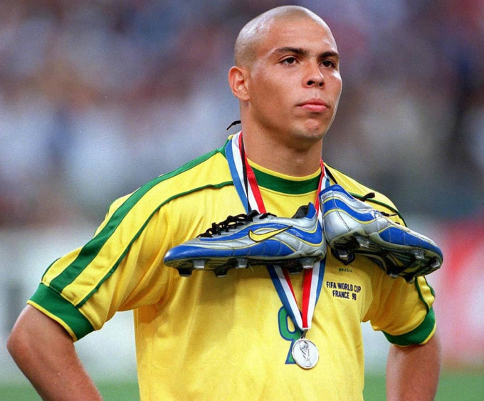 Kaka: Ở Brazil, Ronaldo chỉ là một gã béo bụng phệ đi dưới đường
