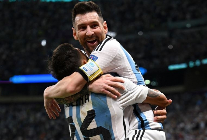 Lionel Messi san bằng kỷ lục của huyền thoại Argentina