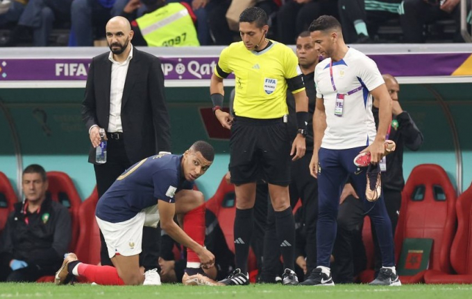 Rõ lý do Mbappe thay giày giữa chừng ở bán kết World Cup