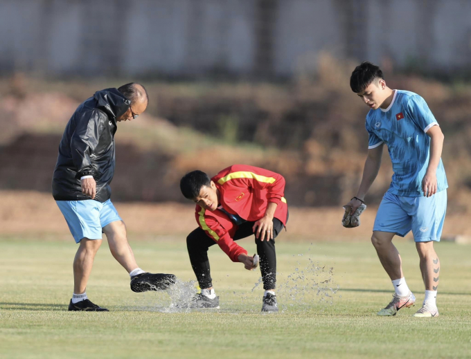 Việt Nam gặp sự cố tập luyện, HLV Park Hang-seo xắn tay giải quyết