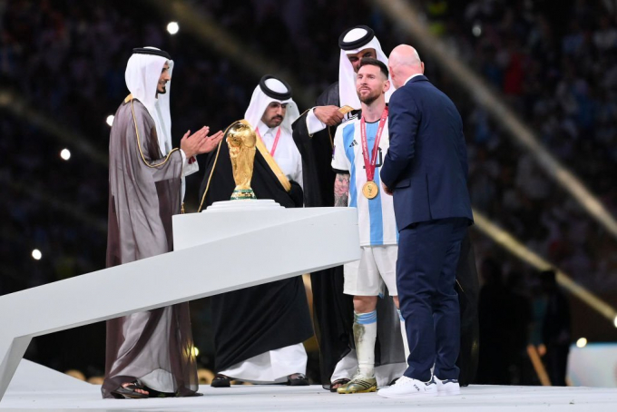 Chiếc áo bào trong ngày Messi nâng cao danh hiệu World Cup