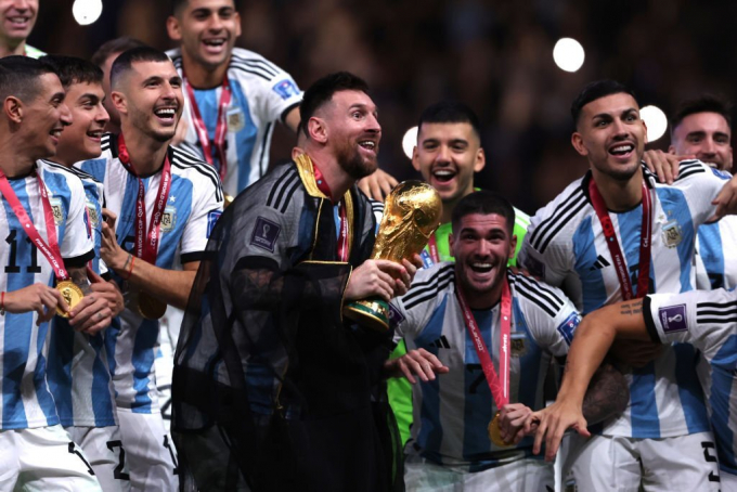 Chiếc áo bào trong ngày Messi nâng cao danh hiệu World Cup