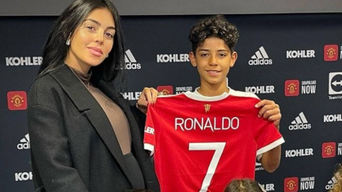 Rời MU, con trai Ronaldo đến nơi không thể ngờ