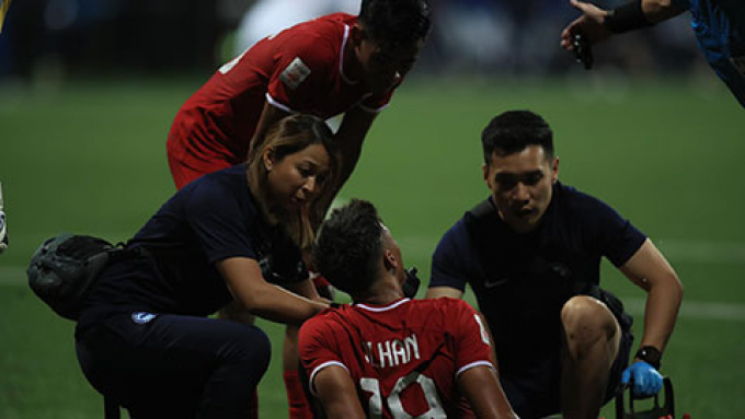 Tiền đạo Singapore chấn thương nặng, rời sân sớm do mặt cỏ nhân tạo