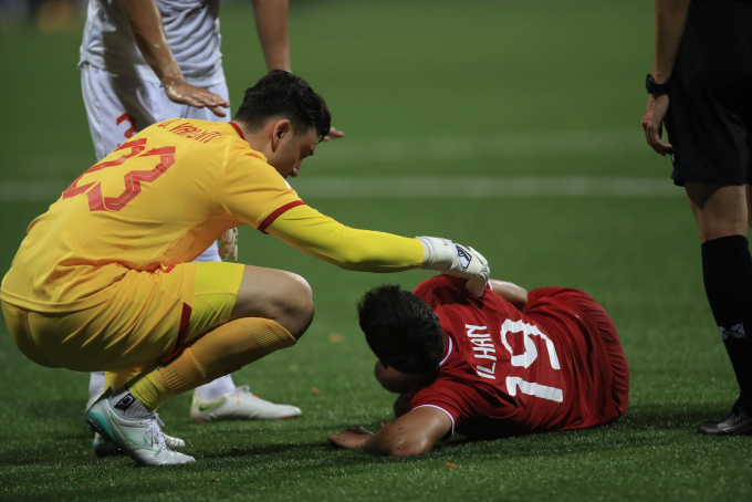 Tiền đạo Singapore chấn thương nặng, rời sân sớm do mặt cỏ nhân tạo