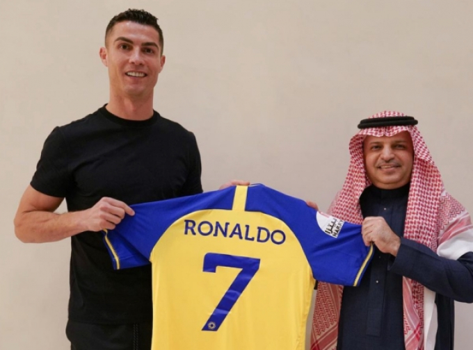 CHÍNH THỨC! Ronaldo ra mắt CLB mới, ký hợp đồng siêu khủng