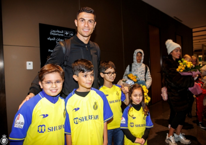 Ronaldo rạng rỡ cùng bầu đoàn thê tử đặt chân đến bến đỗ mới