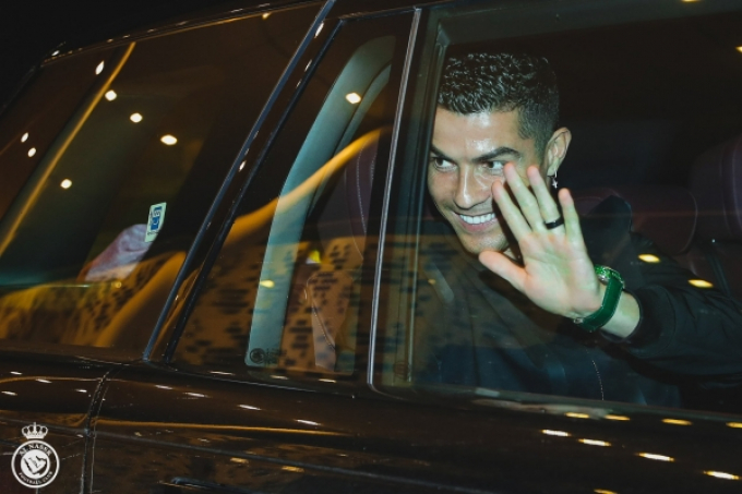 Ronaldo rạng rỡ cùng bầu đoàn thê tử đặt chân đến bến đỗ mới