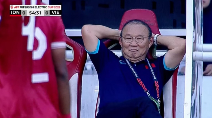 Đoàn Văn Hậu chơi tiểu xảo với Indonesia, thầy Park chỉ biết cười trừ