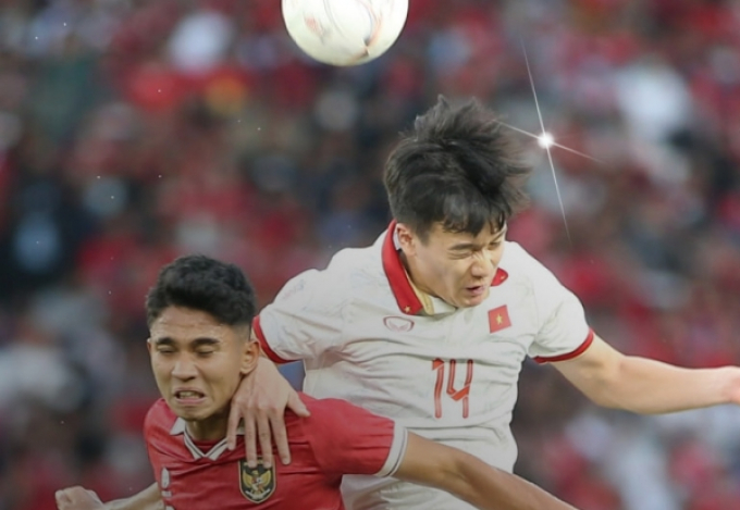 Fan Indonesia tố ĐT Việt Nam chơi thô bạo, cay cú với Văn Hậu